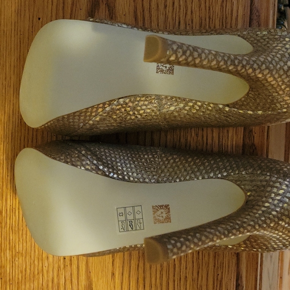 Stunning gold open toe pumps by Anne Klein - Picture 4 of 6